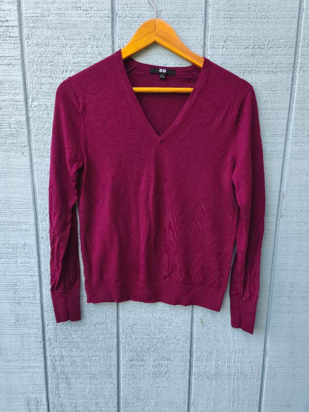 Uniqlo 100% Wool V Neck Sweater sz S Burgundy Purple Lightweight Quiet Lux Chic
